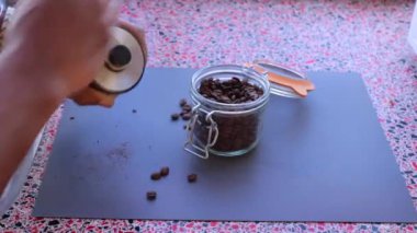 Espresso kahvesi hazırlamak için kavrulmuş kahve çekirdeklerini öğüten kişi.