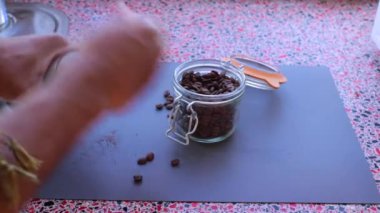 Espresso kahvesi hazırlamak için kavrulmuş kahve çekirdeklerini öğüten kişi.