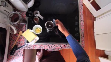 Biyolojik tereyağı ve MCT yağıyla sağlıklı kahve yapan kişi