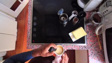 Biyolojik tereyağı ve MCT yağıyla sağlıklı kahve yapan kişi