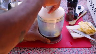 Biyolojik tereyağı ve MCT yağlı ketojenik kahve yapan kişi