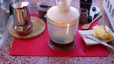 Biyolojik tereyağı ve MCT yağlı ketojenik kahve yapan kişi