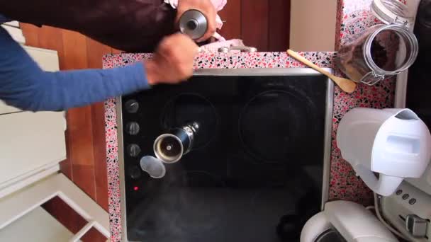 Persona Moliendo Granos Café Haciendo Espresso Desayuno — Vídeo de stock