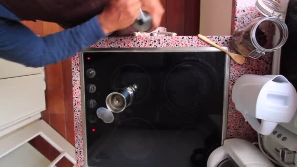 Persona Moliendo Granos Café Haciendo Espresso Desayuno — Vídeo de stock