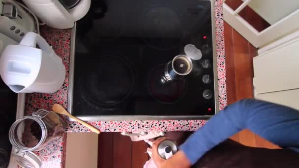 Osoba Mieląca Ziarna Kawy Robiąca Espresso Przy Śniadaniu — Wideo stockowe