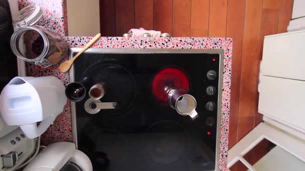 Человек Шлифовка Кофейных Зерен Приготовление Кофе Эспрессо Завтрак — стоковое видео
