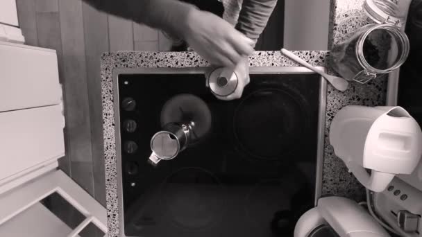 人们研磨咖啡豆 做咖啡当早餐 — 图库视频影像