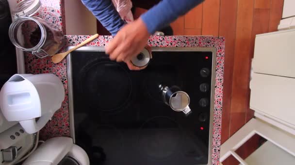 コーヒー豆を粉砕し 朝食のためのエスプレッソコーヒーを作る人 — ストック動画