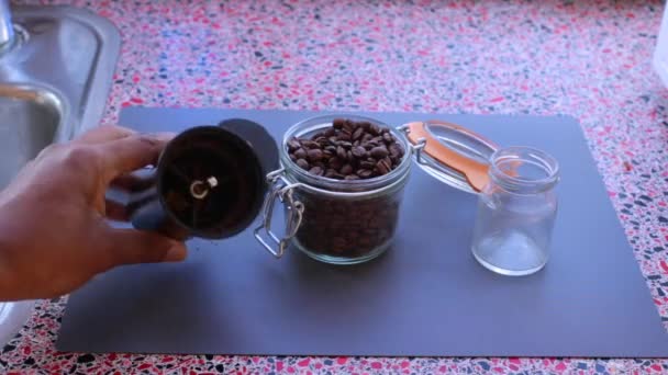 Persona Macinare Chicchi Caffè Preparare Caffè Espresso Con Moka Pot — Video Stock