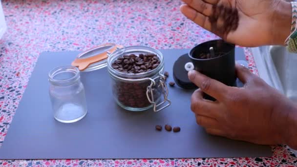 Persoon Gemalen Koffiebonen Het Bereiden Van Espresso Koffie Met Moka — Stockvideo