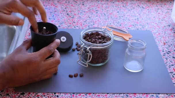 Persoon Gemalen Koffiebonen Het Bereiden Van Espresso Koffie Met Moka — Stockvideo