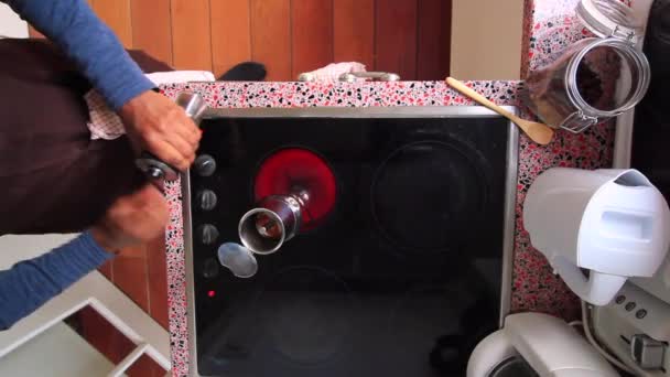 焙煎したコーヒー豆を粉砕し モカ鍋でエスプレッソを作る人 — ストック動画