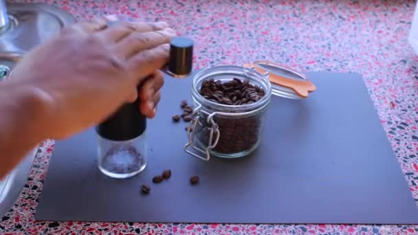 Persona Moliendo Granos Café Tostados Para Preparar Café Expreso — Vídeos de Stock