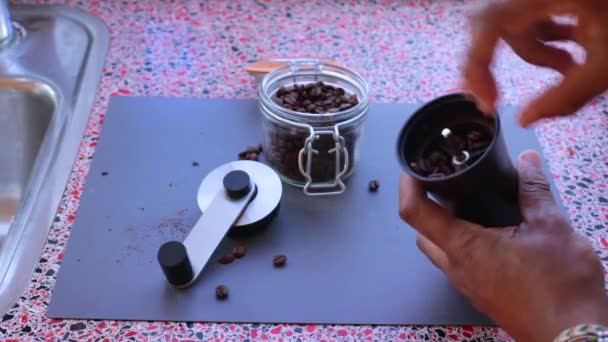 Persoon Malen Gebrande Koffiebonen Espresso Koffie Bereiden — Stockvideo