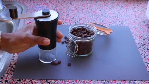 Espresso Kahvesi Hazırlamak Için Kavrulmuş Kahve Çekirdeklerini Öğüten Kişi — Stok video