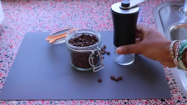 Seseorang Menggiling Biji Kopi Panggang Untuk Menyiapkan Kopi Espresso — Stok Video