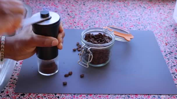 Persona Macinando Chicchi Caffè Tostato Preparare Caffè Espresso — Video Stock