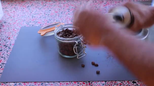 エスプレッソコーヒーを作るために焙煎したコーヒー豆を粉砕する者 — ストック動画