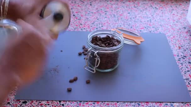 人们磨碎烤咖啡豆准备浓缩咖啡 — 图库视频影像