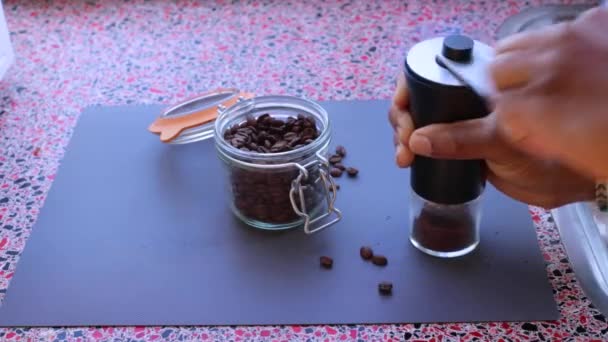 Espresso Kahvesi Hazırlamak Için Kavrulmuş Kahve Çekirdeklerini Öğüten Kişi — Stok video