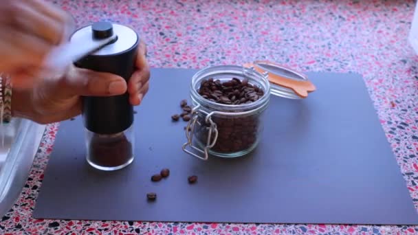 원두를 에스프레소 커피를 만드는 — 비디오