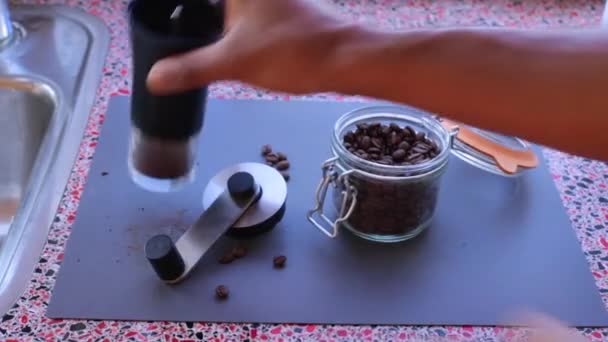 Person Mahlt Geröstete Kaffeebohnen Zur Zubereitung Von Espresso Kaffee — Stockvideo