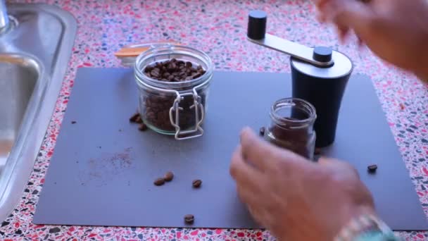 Person Slipning Rostade Kaffebönor För Att Förbereda Espresso Kaffe — Stockvideo