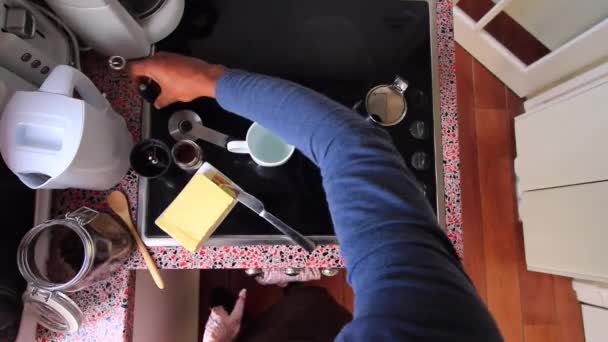 バイオバターとMct油でコーヒーを作る者 — ストック動画