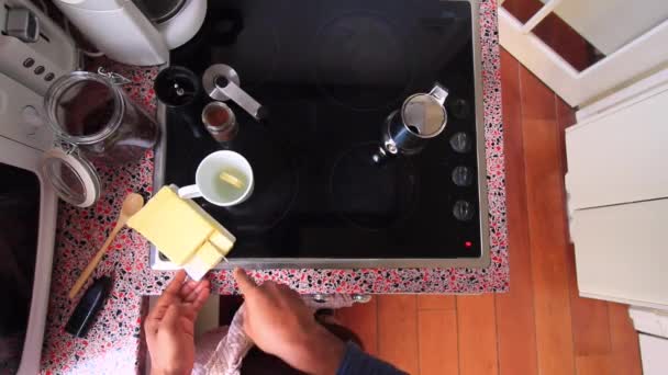 Pessoa Que Faz Café Com Manteiga Biológica Óleo Mct — Vídeo de Stock