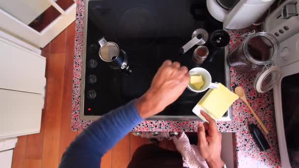 Biyolojik Tereyağı Mct Yağıyla Sağlıklı Kahve Yapan Kişi — Stok video
