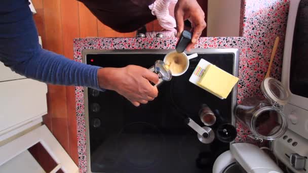 Pessoa Fazendo Café Saudável Com Manteiga Biológica Óleo Mct — Vídeo de Stock