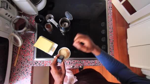 Pessoa Fazendo Café Saudável Com Manteiga Biológica Óleo Mct — Vídeo de Stock