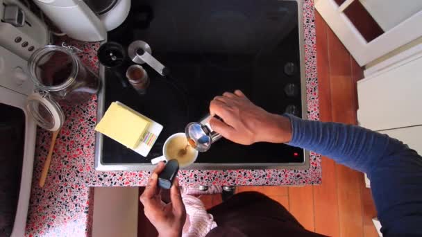 Persona Haciendo Café Saludable Con Mantequilla Biológica Aceite Mct — Vídeo de stock