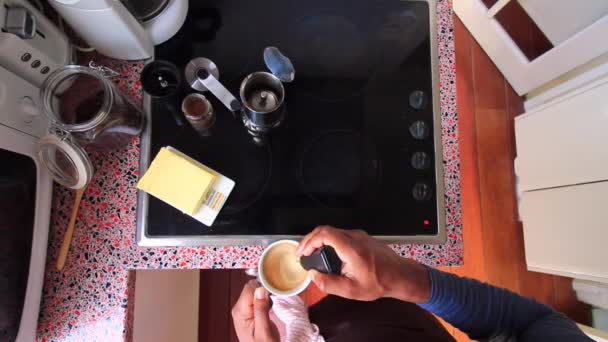 Person Die Mit Biologischer Butter Und Mct Gesunden Kaffee Zubereitet — Stockvideo