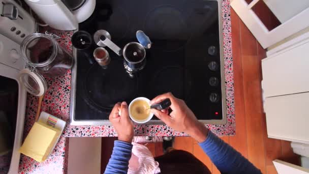 Person Som Gör Hälsosamt Kaffe Med Biologiskt Smör Och Mct — Stockvideo