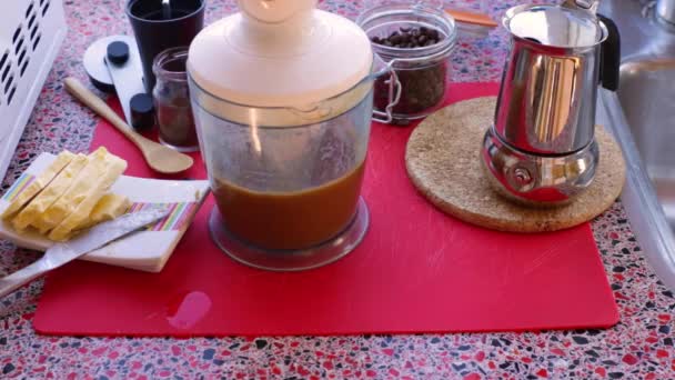 Biyolojik Tereyağı Mct Yağlı Ketojenik Kahve Yapan Kişi — Stok video