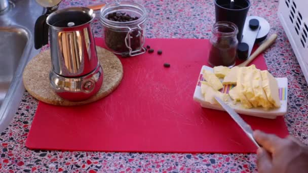 バイオバターとMct油でケトゲンコーヒーを作る者 — ストック動画