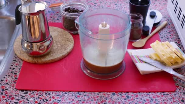 Biyolojik Tereyağı Mct Yağlı Ketojenik Kahve Yapan Kişi — Stok video