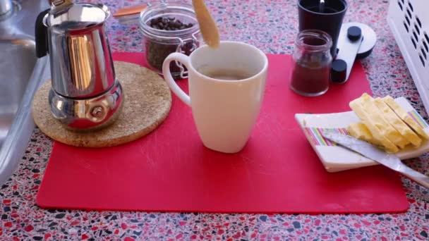 Pessoa Fazendo Café Cetogênico Com Manteiga Biológica Óleo Mct — Vídeo de Stock
