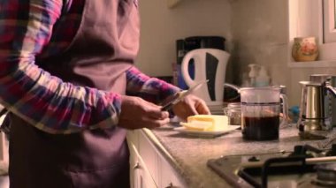 Evde tereyağı ve MCT yağıyla Keto kahvesi yapan bir yetişkin.