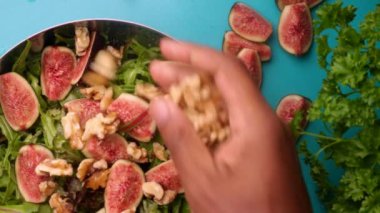 Şef mutfakta incirli sağlıklı vegan salatası hazırlıyor.