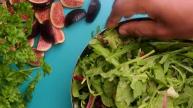 Şef mutfakta incirli sağlıklı vegan salatası hazırlıyor.