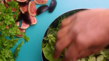 Şef mutfakta incirli sağlıklı vegan salatası hazırlıyor.