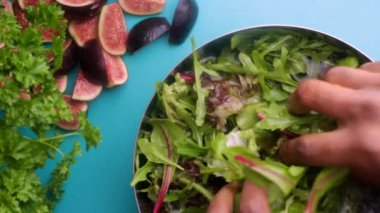 Şef mutfakta incirli sağlıklı vegan salatası hazırlıyor.