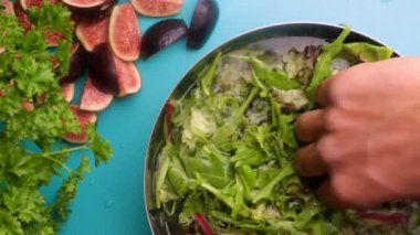 Şef mutfakta incirli sağlıklı vegan salatası hazırlıyor.