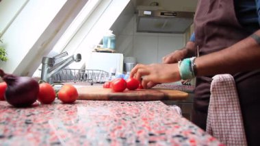 Aşçılar mutfakta sağlıklı yemek için sebze hazırlıyorlar.