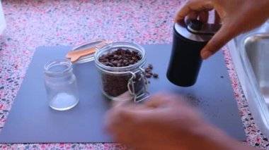 Espresso kahvesi hazırlamak için kavrulmuş kahve çekirdeklerini öğüten kişi.