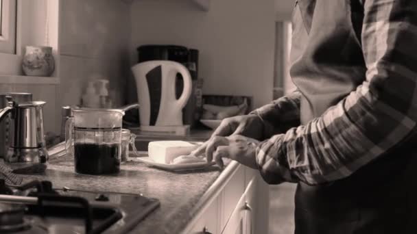 Volwassene Zet Thuis Koffie Met Boter Mct Olie — Stockvideo