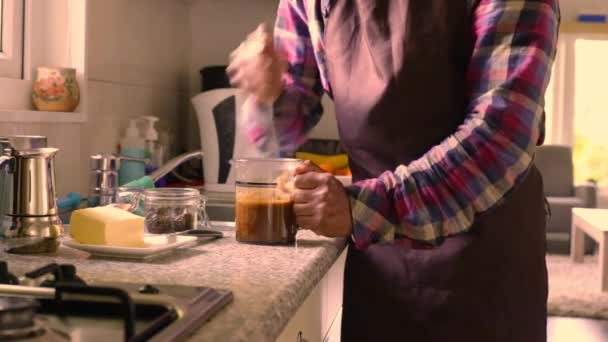Evde Tereyağı Mct Yağıyla Kahve Yapan Bir Yetişkin — Stok video