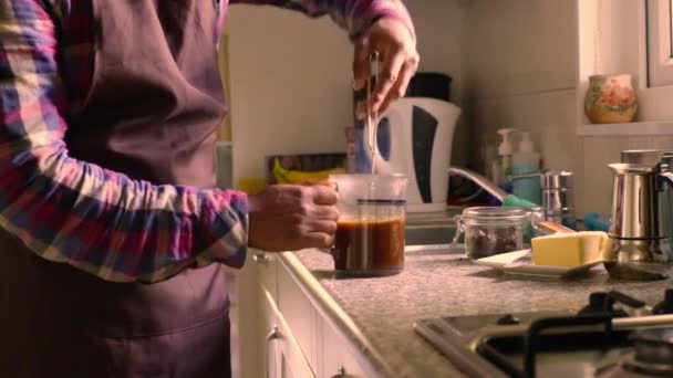 집에서 버터와 Mct 기름으로 커피를 만드는 성인들 — 비디오